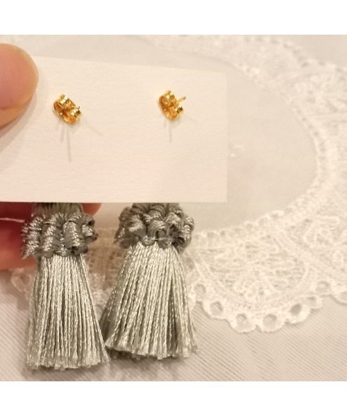 tone（トーン）の「【イナカノアトリエ】フラワービーズとタッセルピアス(GS)（ピアス（両耳用）・レディース・ベージュ/グリーン/レッド・FREE）」の5枚目の写真