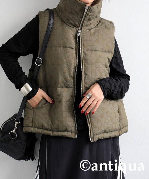 antiqua(アンティカ)の「ジオメタリック柄ショートダウンベスト(ダウンベスト・レディース・アイボリー/ブラック/カーキ・ONESIZE)」の16枚目の写真