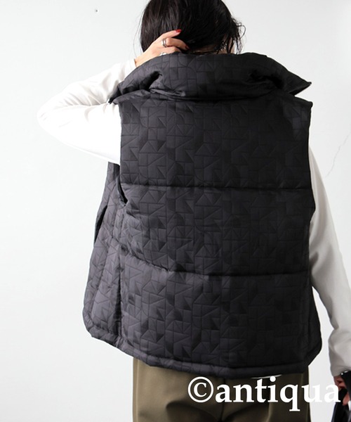 antiqua(アンティカ)の「ジオメタリック柄ショートダウンベスト(ダウンベスト・レディース・アイボリー/ブラック/カーキ・ONESIZE)」の13枚目の写真