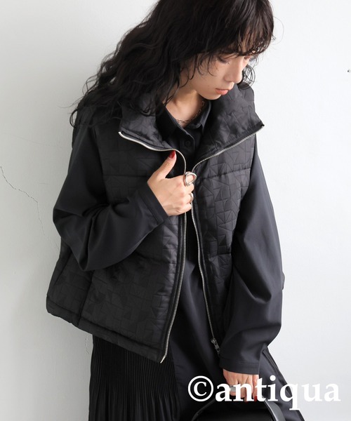 antiqua(アンティカ)の「ジオメタリック柄ショートダウンベスト(ダウンベスト・レディース・アイボリー/ブラック/カーキ・ONESIZE)」の10枚目の写真