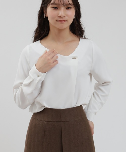 TRUDEA（トルディア）の「アシメVネックバー使いブラウス（シャツ/ブラウス・レディース・ホワイト/ライトグレー/チャコールグレー/ブラック・MEDIUM/LARGE）」の2枚目の写真