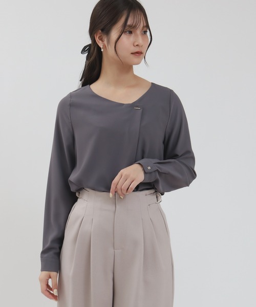 TRUDEA（トルディア）の「アシメVネックバー使いブラウス（シャツ/ブラウス・レディース・ホワイト/ライトグレー/チャコールグレー/ブラック・MEDIUM/LARGE）」の4枚目の写真