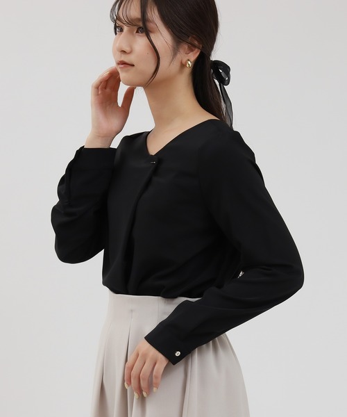 TRUDEA（トルディア）の「アシメVネックバー使いブラウス（シャツ/ブラウス・レディース・ホワイト/ライトグレー/チャコールグレー/ブラック・MEDIUM/LARGE）」の3枚目の写真