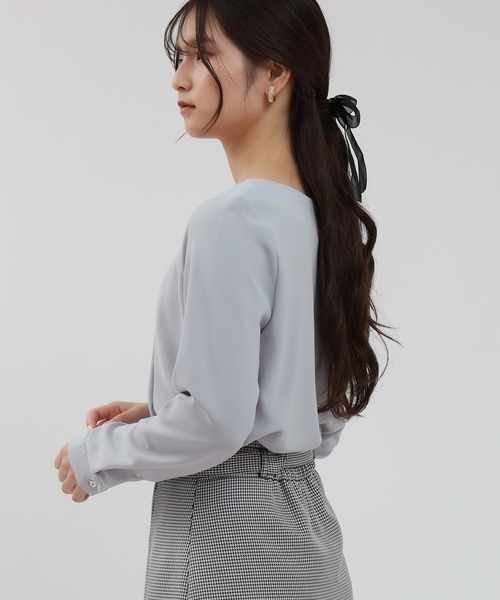 TRUDEA（トルディア）の「アシメVネックバー使いブラウス（シャツ/ブラウス・レディース・ホワイト/ライトグレー/チャコールグレー/ブラック・MEDIUM/LARGE）」の16枚目の写真