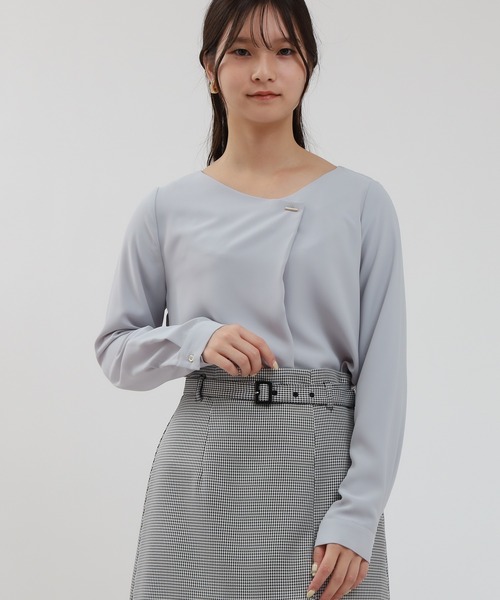 TRUDEA（トルディア）の「アシメVネックバー使いブラウス（シャツ/ブラウス・レディース・ホワイト/ライトグレー/チャコールグレー/ブラック・MEDIUM/LARGE）」の17枚目の写真