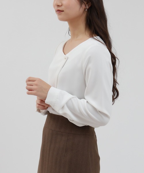 TRUDEA（トルディア）の「アシメVネックバー使いブラウス（シャツ/ブラウス・レディース・ホワイト/ライトグレー/チャコールグレー/ブラック・MEDIUM/LARGE）」の20枚目の写真