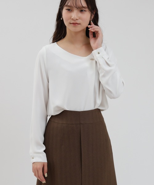 TRUDEA（トルディア）の「アシメVネックバー使いブラウス（シャツ/ブラウス・レディース・ホワイト/ライトグレー/チャコールグレー/ブラック・MEDIUM/LARGE）」の19枚目の写真