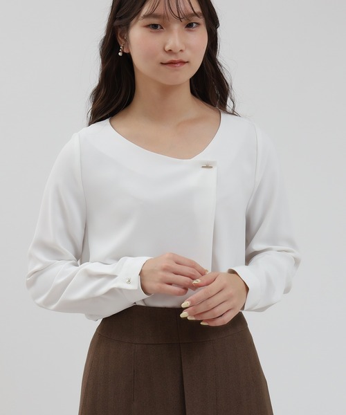 TRUDEA（トルディア）の「アシメVネックバー使いブラウス（シャツ/ブラウス・レディース・ホワイト/ライトグレー/チャコールグレー/ブラック・MEDIUM/LARGE）」の22枚目の写真