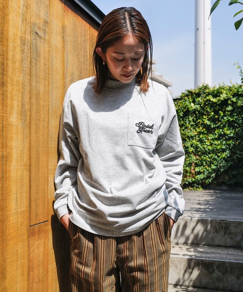 roial(ロイアル)の「DESIGN TEE/ROIAL(ロイアル)ユニセックスワンポイントロゴ長袖ロンT(Tシャツ/カットソー・メンズ・ホワイト/オートミール/ネイビー・MEDIUM/LARGE)」の11枚目の写真