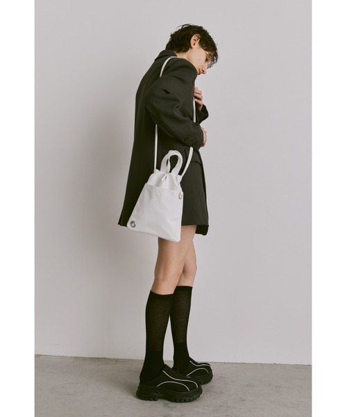 un/neu(アンノイ)の「アウトポケット巾着ミニショルダー / 軽量(ショルダーバッグ・レディース・ブラウン/ホワイト/ブラック/イエロー・FREE)」の7枚目の写真
