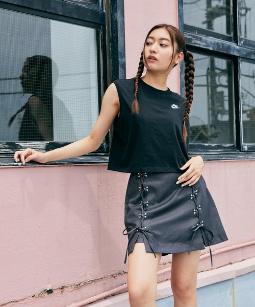 NIKE（ナイキ）の「ナイキ スポーツウェア クラブ ウィメンズ スリーブレス クロップド トップ / Nike Sportswear Club Women's Sleeveless Cropped Top FV5506-010 Black（タンクトップ・レディース・ブラック・L/M/S/XL/XS）」の3枚目の写真