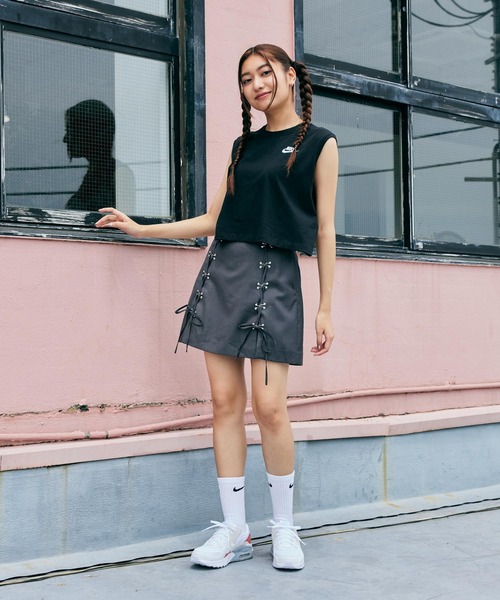 NIKE（ナイキ）の「ナイキ スポーツウェア クラブ ウィメンズ スリーブレス クロップド トップ / Nike Sportswear Club Women's Sleeveless Cropped Top FV5506-010 Black（タンクトップ・レディース・ブラック・L/M/S/XL/XS）」の4枚目の写真