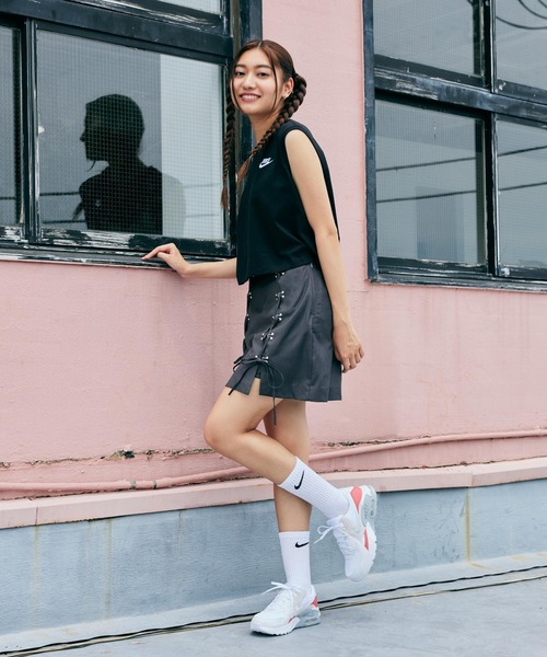 NIKE（ナイキ）の「ナイキ スポーツウェア クラブ ウィメンズ スリーブレス クロップド トップ / Nike Sportswear Club Women's Sleeveless Cropped Top FV5506-010 Black（タンクトップ・レディース・ブラック・L/M/S/XL/XS）」の5枚目の写真