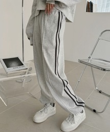ピンタックが縦ラインを強調してスタイルアップ☆ ピンタックサイドラインジョガーパンツ