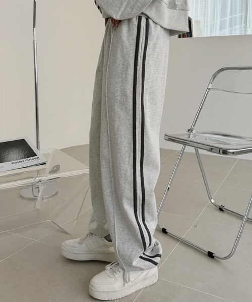 TREOVER(トレオーバー)の「ピンタックが縦ラインを強調してスタイルアップ☆ ピンタックサイドラインジョガーパンツ(スウェットパンツ・レディース・オートミール/チャコールグレー/アイボリー・FREE)」の5枚目の写真