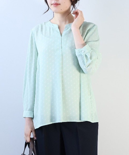 fleur by mint breeze(フルールバイミントブリーズ)の「【L~5L 大きいサイズ】幾何柄バンドカラースキッパーブラウス(シャツ/ブラウス・レディース・オフホワイト/グリーン/ネイビー・LL/4L/5L/3L/L)」の2枚目の写真