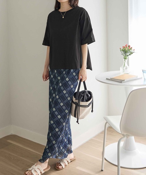 CHAN ME（チャンミ）の「綿100％ラウンドヘム半袖オーバーサイズTシャツ（ショート丈）（Tシャツ/カットソー・レディース・カーキ/杢グレー/ピンク系/イエロー/チャコールグレー/ホワイト/グレイッシュベージュ/ブラック・MEDIUM/X-LARGE/LARGE）」の17枚目の写真