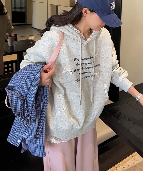 aimoha（アイモハ）の「フリル付きロゴパーカーデザイン（パーカー・レディース・ライトベージュ/ブルー/ピンク/ライトグレー・FREE）」の2枚目の写真