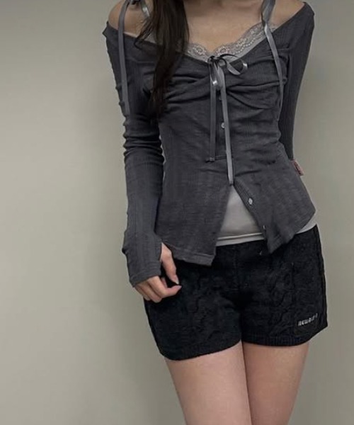 gossip！ロサンゼルス（ゴシップロサンゼルス）の「Y2K レースネックキャミ&2WAYボタンカーディガンSET（Tシャツ/カットソー・レディース・ブラック/グレー/ピンク・FREE）」の4枚目の写真