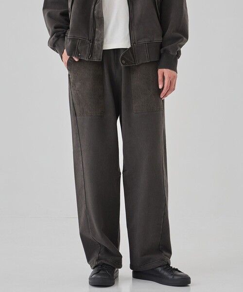 UNITED TOKYO(ユナイテッドトウキョウ)の「ピグメントダイ バレルベイカースウェットパンツ(スウェットパンツ・メンズ・ダークグレー/ブラウン・1/2)」の2枚目の写真