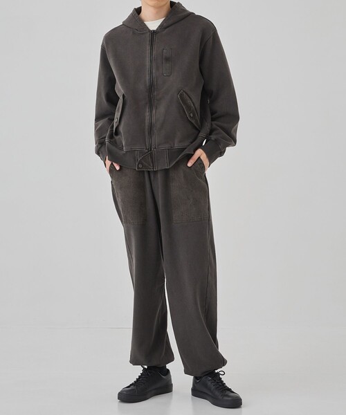 UNITED TOKYO(ユナイテッドトウキョウ)の「ピグメントダイ バレルベイカースウェットパンツ(スウェットパンツ・メンズ・ダークグレー/ブラウン・1/2)」の5枚目の写真