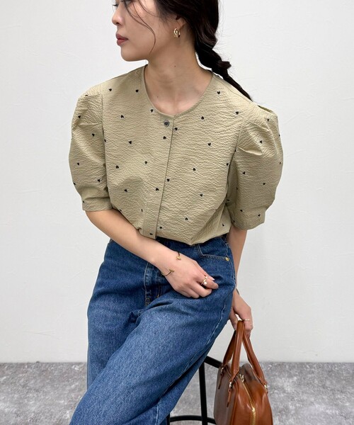 FREDY & GLOSTER コットンリップルハート刺繍ブラウス new in ⁡ 大人可愛いハート刺繍が目を惹くブラウス🤍 暑い夏も