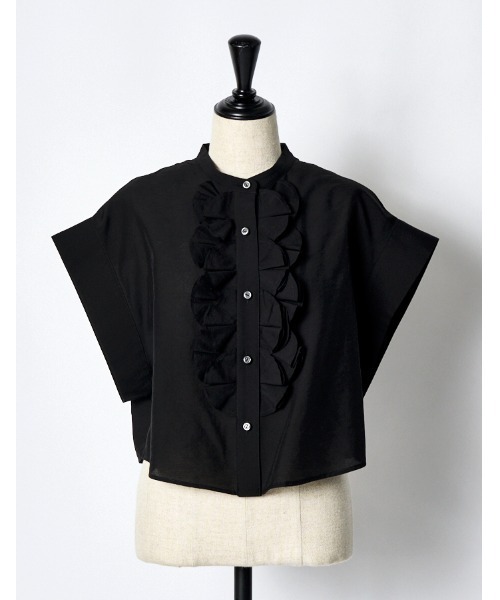 RUMCHE(ラムシェ)の「Half Moon Ruffle Short Blouse / ハーフムーンラッフルショートブラウス(シャツ/ブラウス・レディース・ホワイト/ブラック・FREE)」の7枚目の写真