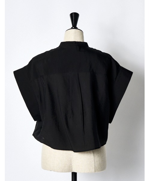 RUMCHE(ラムシェ)の「Half Moon Ruffle Short Blouse / ハーフムーンラッフルショートブラウス(シャツ/ブラウス・レディース・ホワイト/ブラック・FREE)」の9枚目の写真