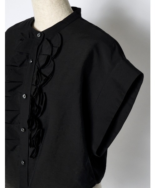 RUMCHE(ラムシェ)の「Half Moon Ruffle Short Blouse / ハーフムーンラッフルショートブラウス(シャツ/ブラウス・レディース・ホワイト/ブラック・FREE)」の11枚目の写真