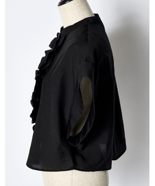 RUMCHE(ラムシェ)の「Half Moon Ruffle Short Blouse / ハーフムーンラッフルショートブラウス(シャツ/ブラウス・レディース・ホワイト/ブラック・FREE)」の12枚目の写真