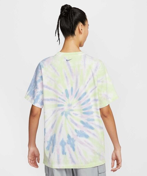 NIKE(ナイキ)の「ナイキ スポーツウェア ウィメンズ Tシャツ / Nike Sportswear Women's T-Shirt IF0612-731 Barely Volt(Tシャツ/カットソー・レディース・ライム・XS/S/M/L/XL)」の2枚目の写真