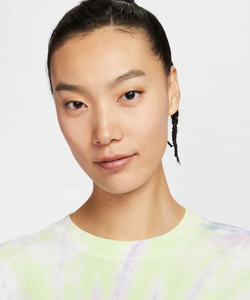 NIKE(ナイキ)の「ナイキ スポーツウェア ウィメンズ Tシャツ / Nike Sportswear Women's T-Shirt IF0612-731 Barely Volt(Tシャツ/カットソー・レディース・ライム・XS/S/M/L/XL)」の3枚目の写真