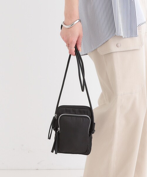 SHOO・LA・RUE(シューラルー)の「【撥水】立体ポケットミニショルダーバッグ(ショルダーバッグ・レディース・グレー/ブラック・00)」の2枚目の写真