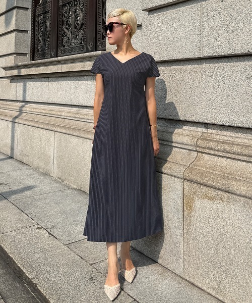 JENNE（ジェンヌ）の「ピンストライプ美シルエットワンピース（ワンピース・レディース・ネイビー/ブラック・LARGE/SMALL/MEDIUM）」の2枚目の写真