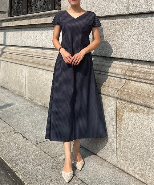 JENNE（ジェンヌ）の「ピンストライプ美シルエットワンピース（ワンピース・レディース・ネイビー/ブラック・LARGE/SMALL/MEDIUM）」の8枚目の写真