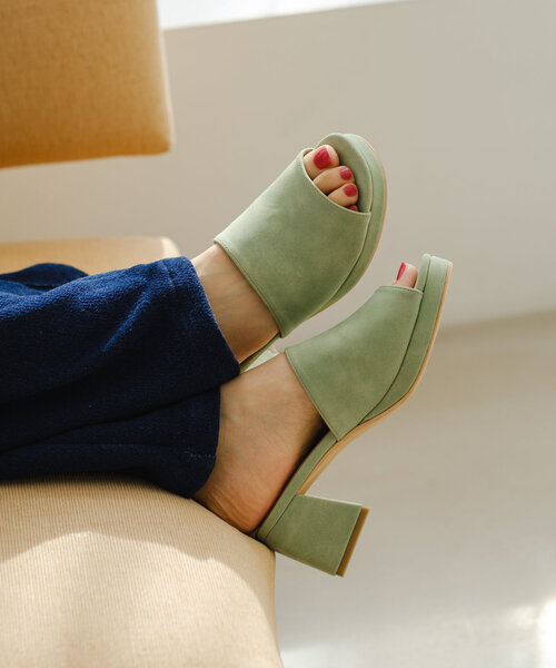 Kastane（カスタネ）の「*【スウェード&PUレザー】ラウンドミュールサンダル（サンダル・レディース・グリーン系その他/ブラック/ベージュ・38/36/37）」の3枚目の写真