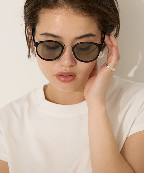 AMERICAN HOLIC（アメリカンホリック）の「ブリッジメタルグラス（調光・偏光レンズ）（サングラス・レディース・ベージュ/ブラック・FREE）」の5枚目の写真