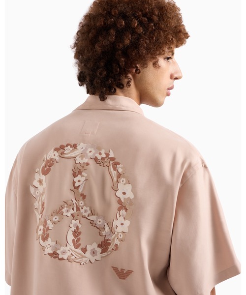 EMPORIO ARMANI(エンポリオアルマーニ)の「【エンポリオ アルマーニ】ASV Peaceカプセルコレクション 半袖シャツ モダール オーバーサイズプリント(シャツ/ブラウス・メンズ・スモークピンク・MEDIUM/LARGE/X-LARGE/SMALL/X-SMALL)」の4枚目の写真