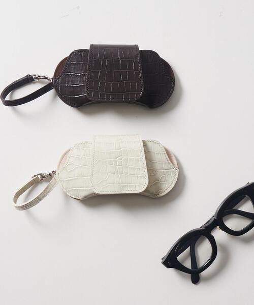 TOFF&LOADSTONE(トフアンドロードストーン)の「Eyewear case with strap croco(アイウェアケース with ストラップ クロコ)(その他・レディース・アイボリー/ダークブラウン・00)」の12枚目の写真