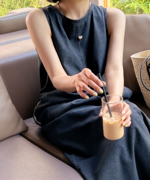 Aelina(エリナ)の「ノースリーブデニムワンピース(ワンピース・レディース・ブルー/ブラック・F)」の18枚目の写真
