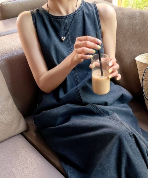 Aelina(エリナ)の「ノースリーブデニムワンピース(ワンピース・レディース・ブルー/ブラック・F)」の17枚目の写真