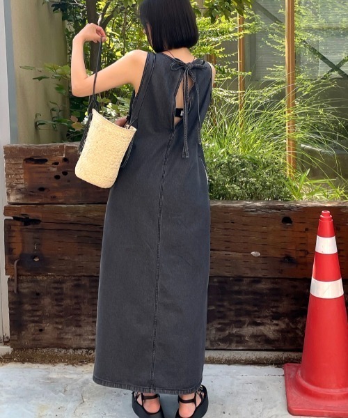 Aelina(エリナ)の「ノースリーブデニムワンピース(ワンピース・レディース・ブルー/ブラック・F)」の9枚目の写真