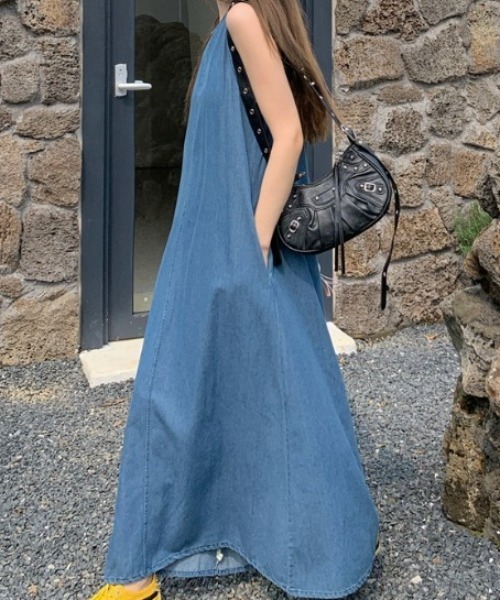 Aelina(エリナ)の「ノースリーブデニムワンピース(ワンピース・レディース・ブルー/ブラック・F)」の3枚目の写真