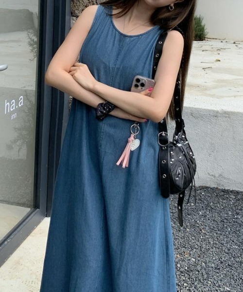 Aelina(エリナ)の「ノースリーブデニムワンピース(ワンピース・レディース・ブルー/ブラック・F)」の7枚目の写真