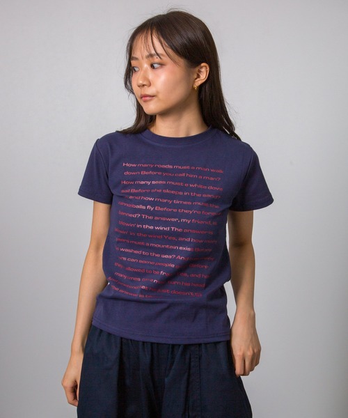 MEMECLE(メメクル)の「【 MEMECLE / メメクル 】カラー レタリング クロップド 半袖Tシャツ(Tシャツ/カットソー・レディース・イエロー/ネイビー/ライトグレー/ホワイト/ブラック・SMALL/MEDIUM)」の4枚目の写真