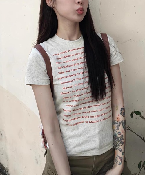 MEMECLE(メメクル)の「【 MEMECLE / メメクル 】カラー レタリング クロップド 半袖Tシャツ(Tシャツ/カットソー・レディース・イエロー/ネイビー/ライトグレー/ホワイト/ブラック・SMALL/MEDIUM)」の1枚目の写真