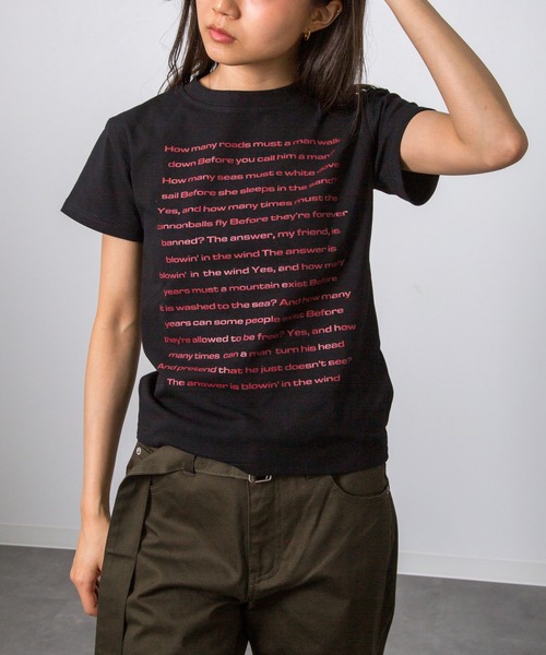 MEMECLE(メメクル)の「【 MEMECLE / メメクル 】カラー レタリング クロップド 半袖Tシャツ(Tシャツ/カットソー・レディース・イエロー/ネイビー/ライトグレー/ホワイト/ブラック・SMALL/MEDIUM)」の3枚目の写真