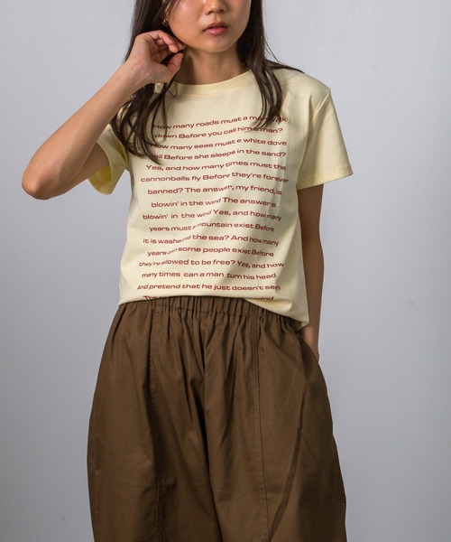 MEMECLE(メメクル)の「【 MEMECLE / メメクル 】カラー レタリング クロップド 半袖Tシャツ(Tシャツ/カットソー・レディース・イエロー/ネイビー/ライトグレー/ホワイト/ブラック・SMALL/MEDIUM)」の6枚目の写真