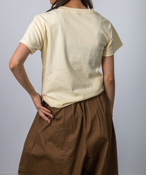 MEMECLE(メメクル)の「【 MEMECLE / メメクル 】カラー レタリング クロップド 半袖Tシャツ(Tシャツ/カットソー・レディース・イエロー/ネイビー/ライトグレー/ホワイト/ブラック・SMALL/MEDIUM)」の12枚目の写真