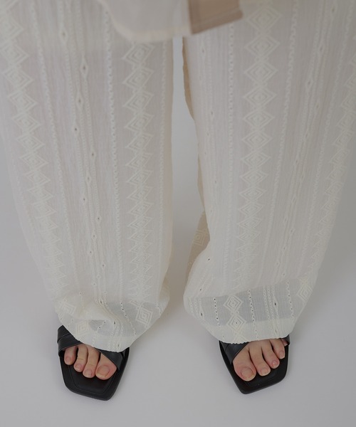 MUHET（ミュエータ）の「jacquard lace easy pants / カットジャガードイージーパンツ（その他パンツ・レディース・ブラック/オフホワイト・MEDIUM/LARGE/SMALL）」の6枚目の写真